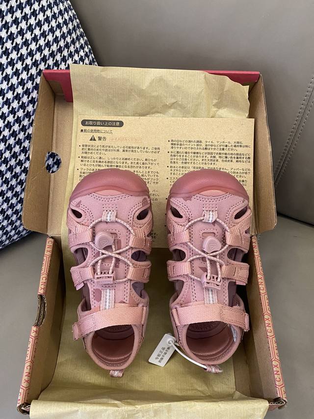 原图直出 Keen 儿童溯溪两穿凉鞋二代，踩屎感鞋垫有足弓支撑软缓震而且这双凉鞋真的很抗造怎么穿都不带坏的，主打的就是好看而且质量好