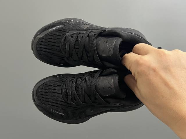 Nk 新款迈柔Vomero 18儿童亲子缓震运动鞋 Size：26-35码，成人36-44码 专柜同步新款 网面拼接、透气舒适 橡胶耐磨防滑大底，脚感超赞 亲子