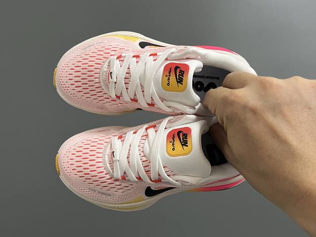 Nk 新款迈柔Vomero 18儿童亲子缓震运动鞋 Size：26-35码，成人36-44码 专柜同步新款 网面拼接、透气舒适 橡胶耐磨防滑大底，脚感超赞 亲子