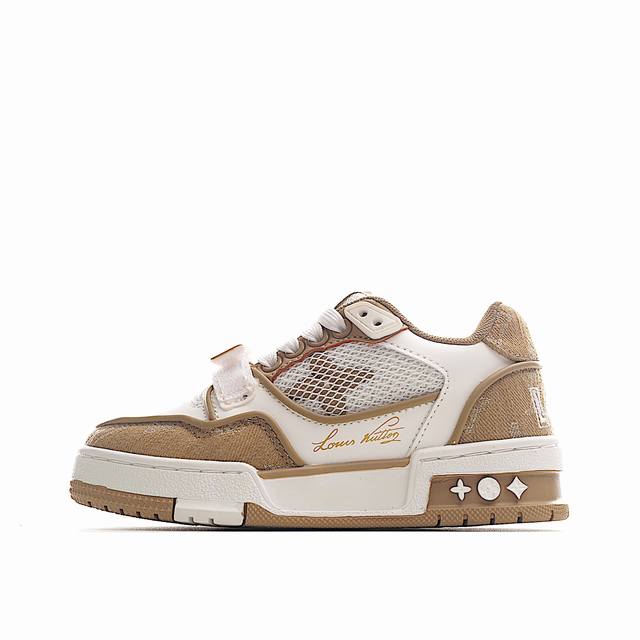 Lv儿童时尚系带魔术贴板鞋 受复古篮球鞋的启发，Virgil Abloh 为 L V此次取材字母组合压纹小牛皮。作为鞋收集的图标的个性发光。由会标牛仔布和魔术贴