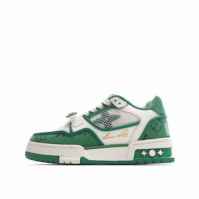 Lv儿童时尚系带魔术贴板鞋 受复古篮球鞋的启发，Virgil Abloh 为 L V此次取材字母组合压纹小牛皮。作为鞋收集的图标的个性发光。由会标牛仔布和魔术贴
