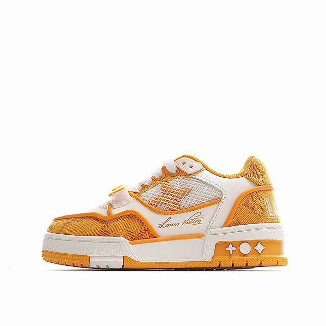 Lv儿童时尚系带魔术贴板鞋 受复古篮球鞋的启发，Virgil Abloh 为 L V此次取材字母组合压纹小牛皮。作为鞋收集的图标的个性发光。由会标牛仔布和魔术贴