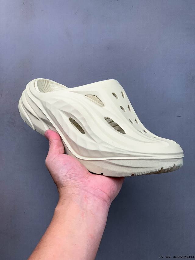 Hoka One One夏奥拉Mule户外缓震拖鞋。流线型融合极简美学，包头鞋面，对脚掌有更好的包裹性，也满足防碰撞的功能性。鞋面多处开孔的气流通道，有助于空气