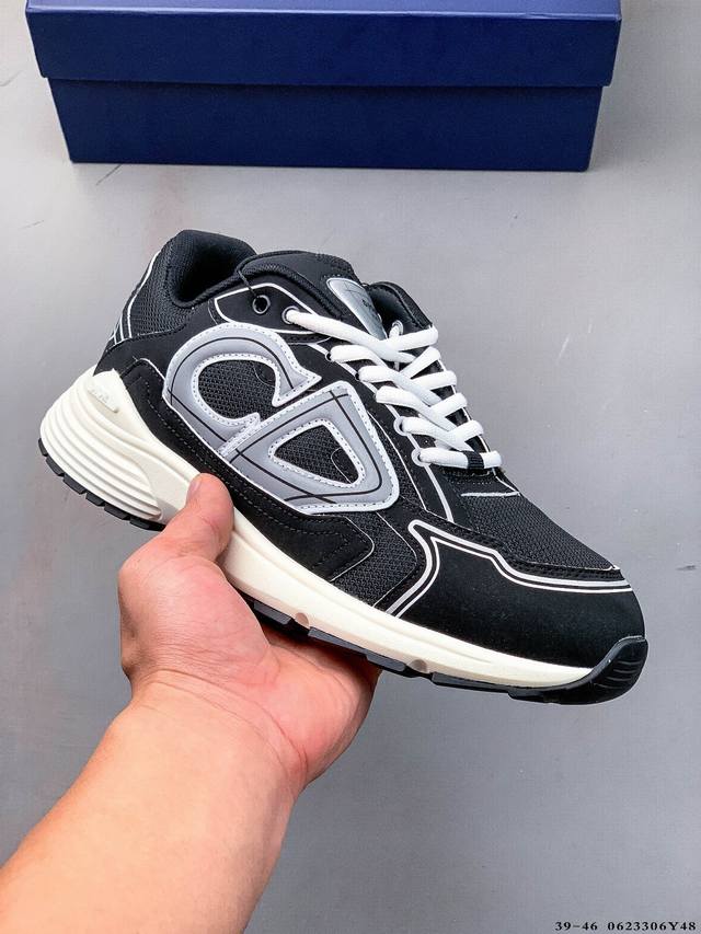 Dior 迪奥 B30 复古风透气百搭休闲鞋 B30运用了质感细腻的皮革与网眼布面材质拼接成鞋身，鞋身两侧贴有显眼的字母Cd表明身份，为Christian Di