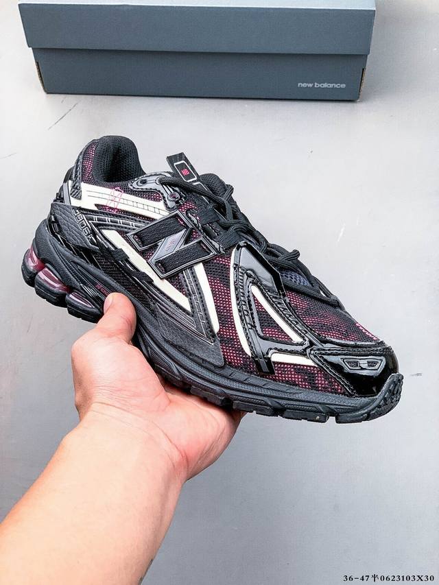 New Balance M1906Ri Nb宝藏老爹鞋款，复古元素叠加，质感超级棒，楦版型材料细节做工精细，货如实拍图 作为Nb最经典的档案鞋型之一，与 2一样
