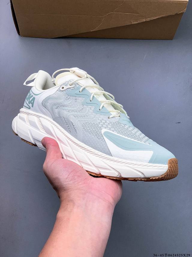 集图 Satisfy X Hoka Clifton Ls Pack 全新联名鞋登！此次联名彰显 Clifton Ls 的技术成果，该鞋配有成对的鞋带系统，鞋身由
