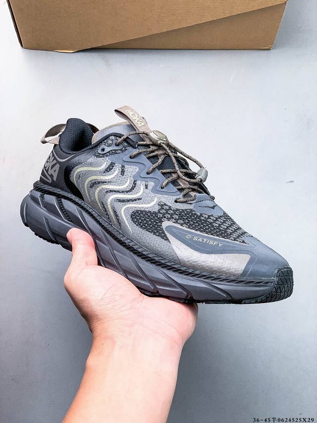 Satisfy X Hoka Clifton Ls Pack 全新联名鞋登！此次联名彰显 Clifton Ls 的技术成果，该鞋配有成对的鞋带系统，鞋身由网布、