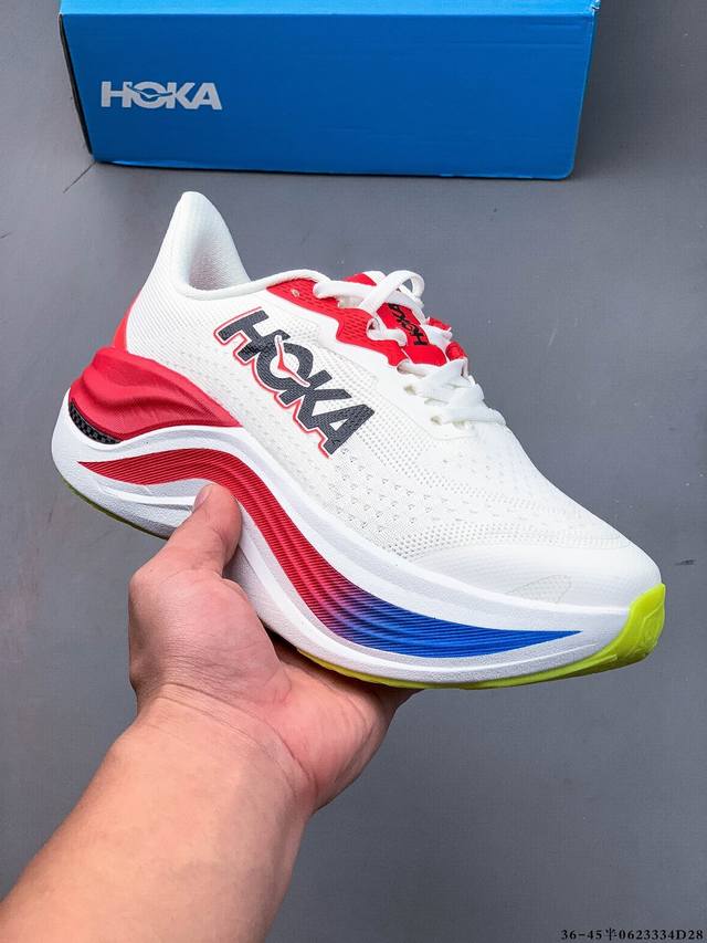 Hoka Skyward X 缓震运动休闲跑步鞋 采用双层超临界泡棉，中间夹层桥梁式碳纤维板，在缓震度极大化的同时，以碳板创造平衡的灵活柔软脚感，新奇超弹力体验