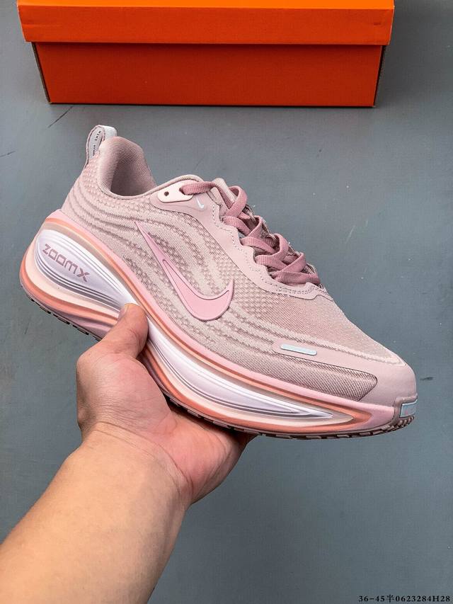 公司级！Nike Vomero 18 Plus 耐克 舒适减震防滑 低帮跑步鞋 全掌Reactx泡绵中底 前掌和后跟还配备了Air Zoom气垫单元 据说跑起来