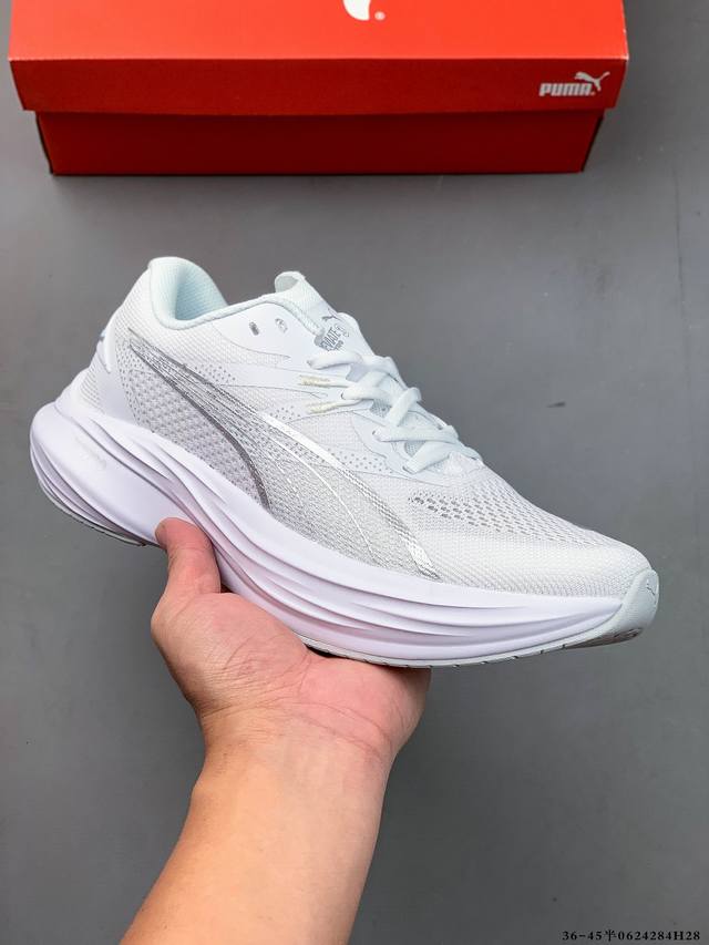 Puma彪马Deviate Nitro 3 碳板竞训跑鞋！ Deviate Nitro出到了第三代，虽然是一双碳板跑鞋，但是可以把它当做一双万金油跑鞋，适合慢跑