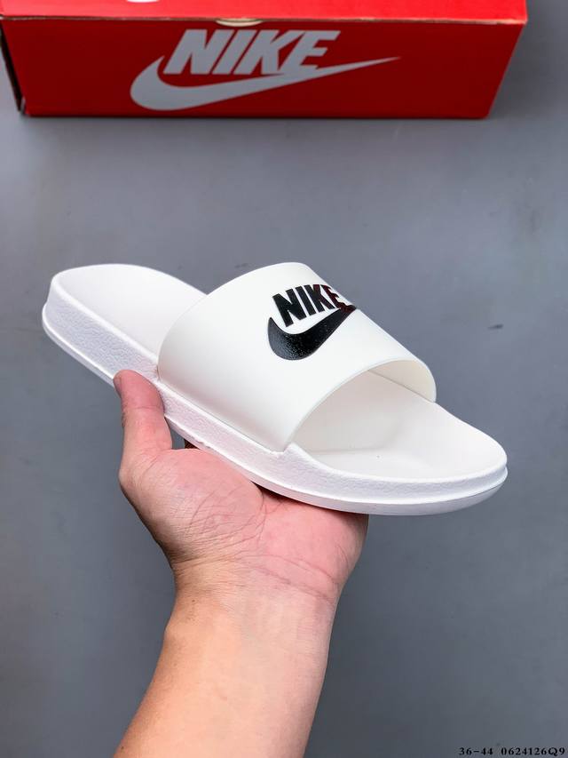 集图 Nike Victori One Slide 经典百搭休闲凉拖鞋！采用柔软泡绵，轻盈舒适。流线型抓附底纹，帮助妥帖包覆和稳固双足；全新加垫固定带，兼具优质