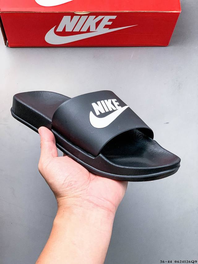 Nike Victori One Slide 经典百搭休闲凉拖鞋！采用柔软泡绵，轻盈舒适。流线型抓附底纹，帮助妥帖包覆和稳固双足；全新加垫固定带，兼具优质外观和