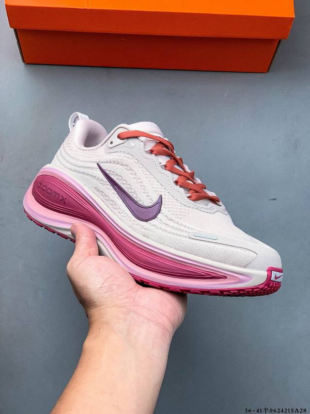 公司级！Nike Vomero 18 Plus 耐克 舒适减震防滑 低帮跑步鞋 全掌Reactx泡绵中底 前掌和后跟还配备了Air Zoom气垫单元 据说跑起来