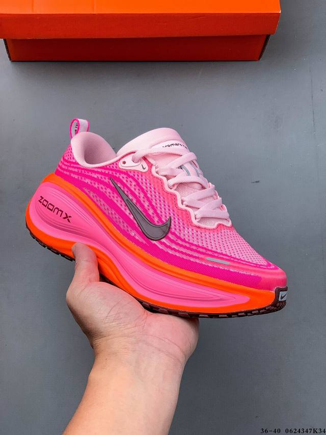 公司级！Nike Vomero 18 Plus 耐克 舒适减震防滑 低帮跑步鞋 全掌Reactx泡绵中底 前掌和后跟还配备了Air Zoom气垫单元 据说跑起来