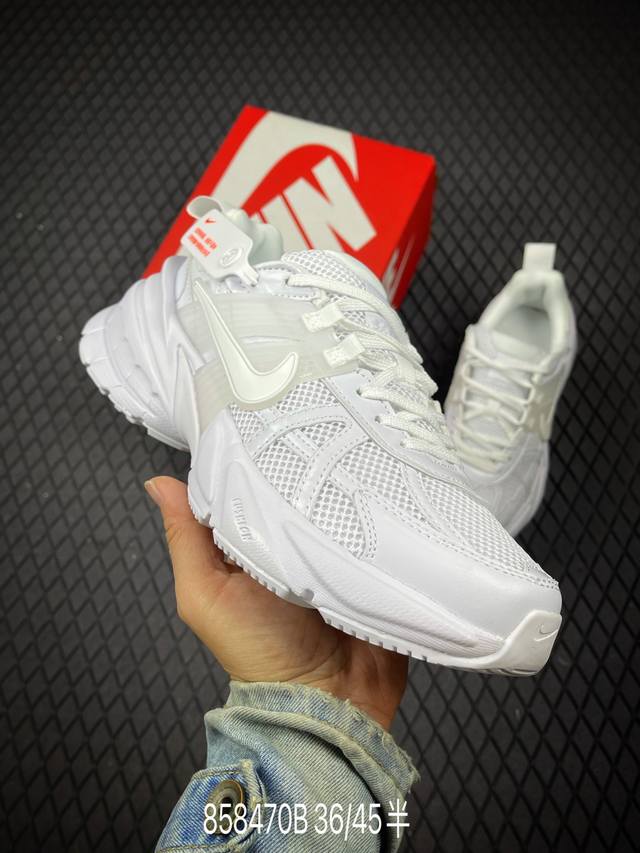 B 公司级耐克Nike V2K Run跑步鞋复古风潮 网面透气运动鞋 全白致的鞋面材质提供良好的包裹性鞋侧 Swoosh以及鞋头部分搭配增添不少亮点的镀铬细节鞋