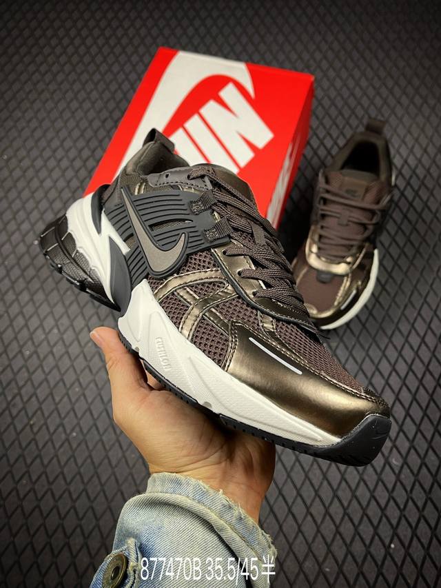 B Nike V2K Run 减震防滑复古低帮跑步鞋 Fd0736-002 #鞋款被命名为 Runtekk 设计上借鉴了 0 年的跑鞋风格 简练又有复古运动气质