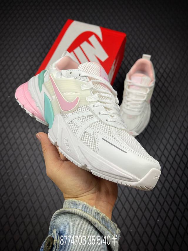 B Nike V2K Run 减震防滑复古低帮跑步鞋 Fd0736-002 #鞋款被命名为 Runtekk 设计上借鉴了 0 年的跑鞋风格 简练又有复古运动气质