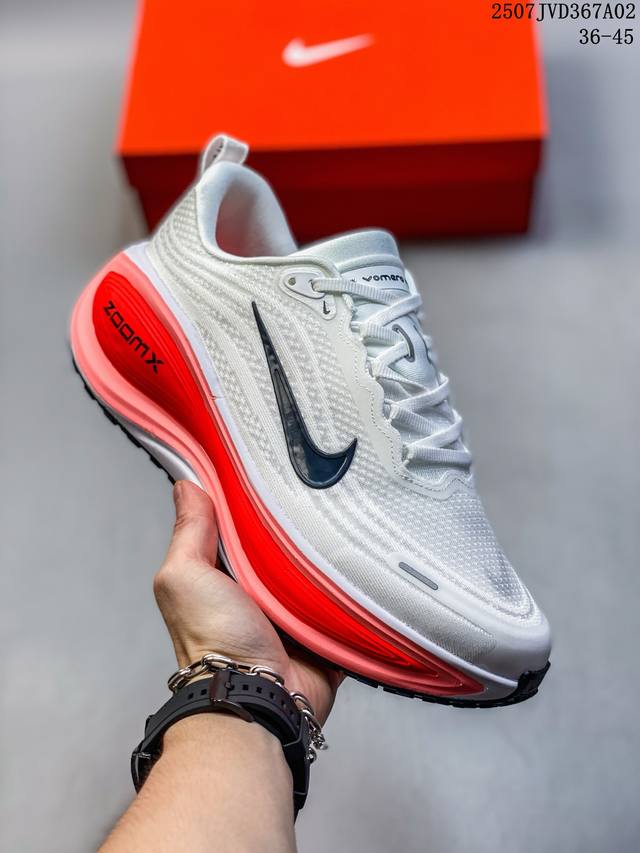 公司级 耐克 Nike Vomero 18 厚底增高老爹运动跑步鞋。全新 Vomero 提供比以往更多的緩衝效能以及該系列有史以來最高的鞋底高度，結合 Nike