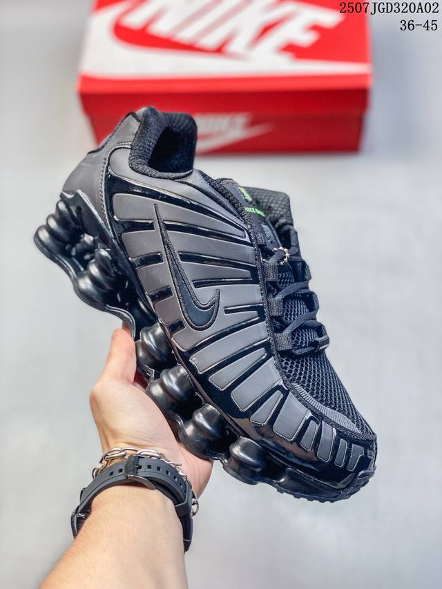 耐克 Nike Shox Tl 男女子运动鞋厚底增高老爹鞋，令机械力学缓震性能跃升新层次。采用透气网眼鞋面和全掌型 Nike Shox 技术，革新演绎经典 20