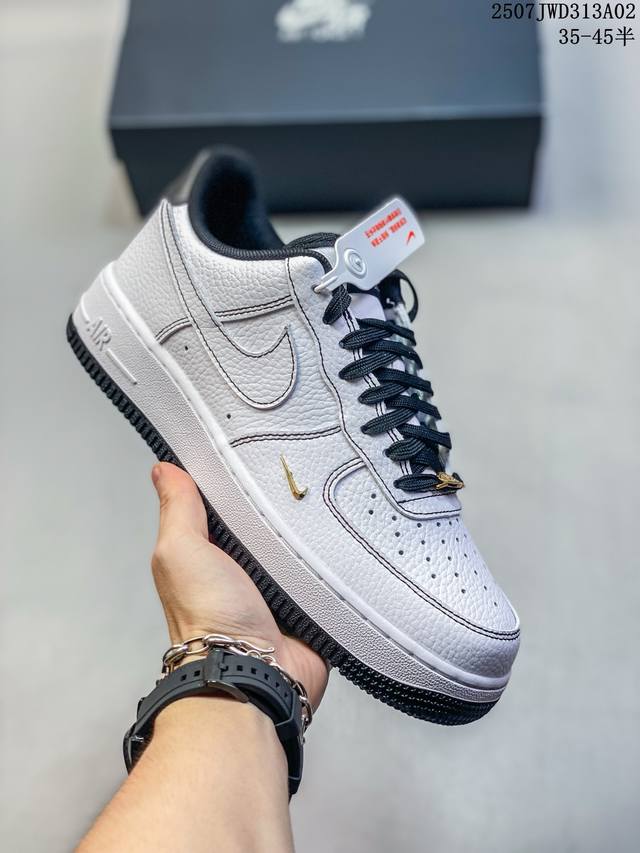 公司级耐克Nike Air Force 1“07空军一号低帮百搭休闲运动板鞋。柔软、弹性十足的缓震性能和出色的中底设计，横跨复古与现代的外型结合，造就出风靡全球