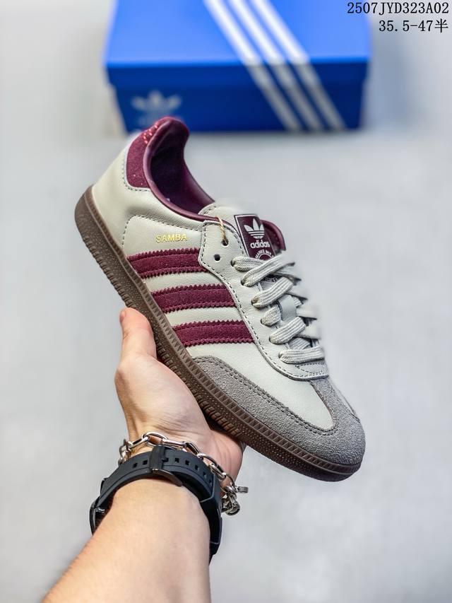 Adidas Originals Samba Og 褐色 此款以简约大方的造型设计，给人以随性休闲的时尚格调，穿着舒适轻便，运动灵活自如，蓝满足日常个性穿搭。