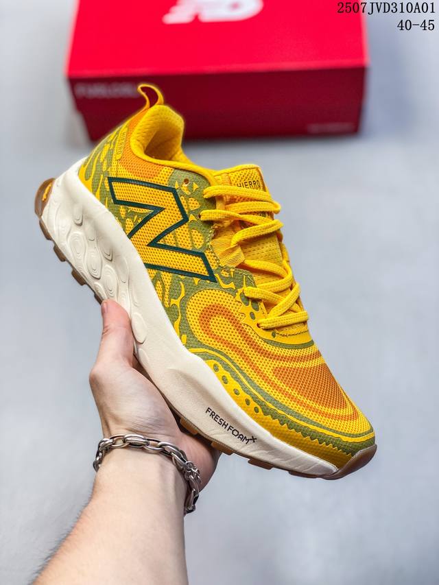 New Balance 全新配色 防滑耐磨低帮跑步鞋 拼接鞋面赋予双足出色的舒适感与酷爽体验。外观设计穿着简易，轻松灵活，能使双足无比轻盈，耐磨材质耐磨性强，稳