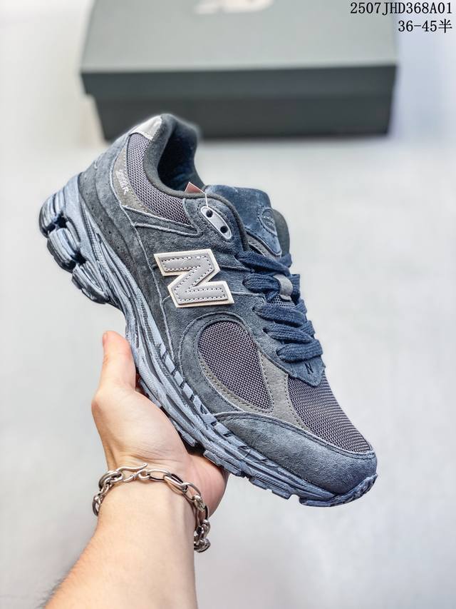 New Balance 2002R 新百伦经典配色 沿袭了面世之初的经典科技，以Encap中底配以升级版N-Ergy缓震物料。鞋面则采用特色的柔软麂皮搭以New