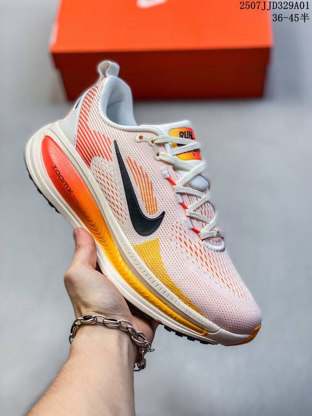 Nike 耐克 佛莫罗18代系列 升级原楦原数据开发纸版，采用科技织法轻盈织物合成鞋面材质，足底搭载 Zoomx 缓震配置，Cushlon 3.0混合泡棉中底缓