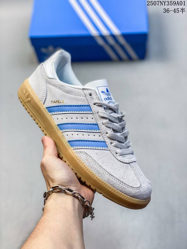 Adidas Hand Ii 官方正确版本阿迪达斯经典款 复古休闲板鞋全鞋采用反毛皮制作 牛筋耐磨大底 承载青春情怀的板鞋 经典三条杠装饰鞋侧 品牌辨识度清晰