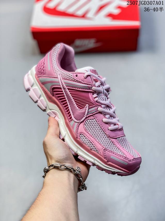 Nike 耐克夏季 Zoom Vomero 5 运动鞋休闲训练跑步鞋。Nike Zoom Vomero 5 男女子运动鞋妥帖包覆足部，提供透气支撑效果。耐穿材料