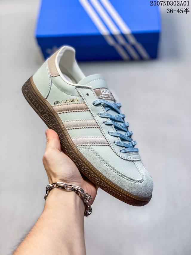 性价比版本Ad Handball Spezial 复古休闲板鞋 #全鞋采用反毛皮制作 牛筋耐磨大底 承载青春情怀的板鞋 经典三条杠装饰鞋侧 品牌辨识度清晰 货号