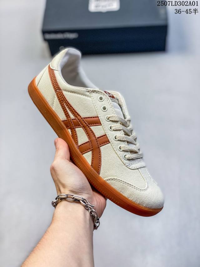 亚瑟士 Onitsuka Tiger Tokuten 复古低帮休闲跑鞋 实拍首发 Tokuten的灵感来源于80年代的室内用鞋 T-Toe前足补强设计 室内鞋的