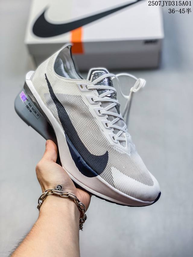 耐克Nike Zoomx Vaporfly Next% 4 马拉松系列公路竞速超轻缓震跑步鞋 鞋款轻盈，同时保持出色性能表现。此鞋款质感轻盈，无论是日常畅跑还是