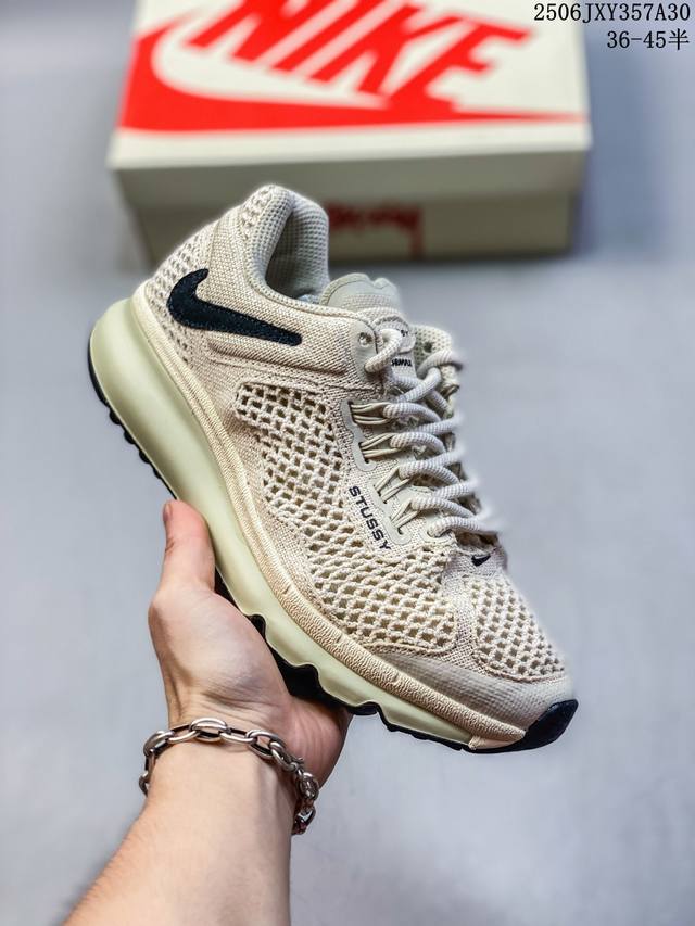 耐克 第二弹联乘登场 StüSsy × Nike Air Max 2013联名小倒钩黑色男女跑鞋 此次联乘鞋款的鞋型以及科技应用以 Air Max 2013 作