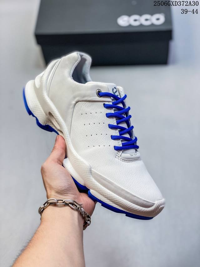 230 L Ecco 爱步15周年经典 白兰色 春夏百搭。 #经典和现代工艺品质融合 精选小牛皮面料 百搭休闲老爹鞋 舒适性相当不错 版型楦型非常到位上脚 专柜