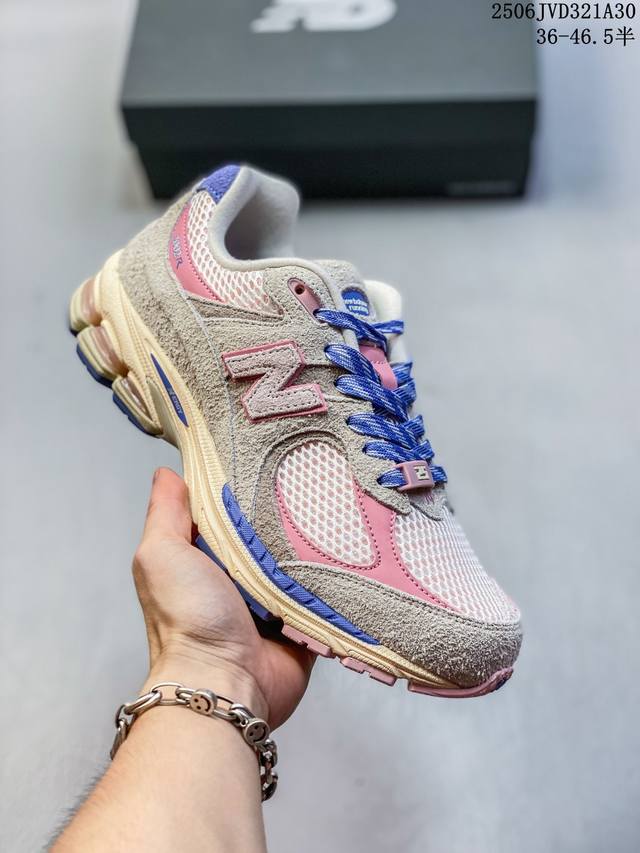 New Balance 2 复古单品 鞋款延续了经典科技，升级版N-Ergy缓震物料机能与材质上脚太舒适了，鞋面的柔软麂皮搭配尼龙网布，特别透气而且还复古感，不