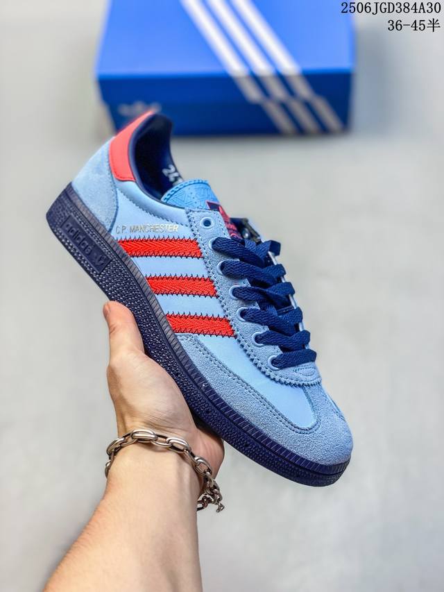 阿迪达斯 Adidas Handball Spezial 低帮三叶草学院风复古休闲板鞋 德训鞋 橡胶底柔软皮革经典运动鞋板鞋。圆头、缝合拼接设计、正面绑带、鞋舌