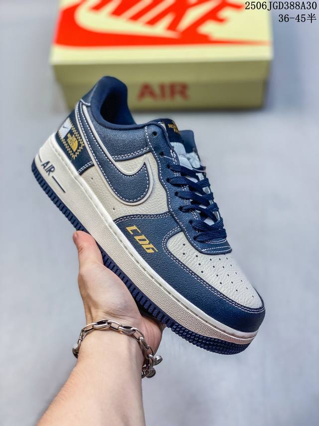 公司级耐克Nike Air Force 7空军一号低帮百搭休闲运动板鞋。柔软、弹性十足的缓震性能和出色的中底设计，横跨复古与现代的外型结合，造就出风靡全球三十多