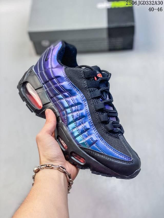 公司级Nike Air Max 95 Og 耐克 气垫复古慢跑百搭鞋休闲运动鞋 这双鞋采用前脚掌开窗式气垫 这种设计在当时是前所未有的 鞋带孔的设计灵感来自人体