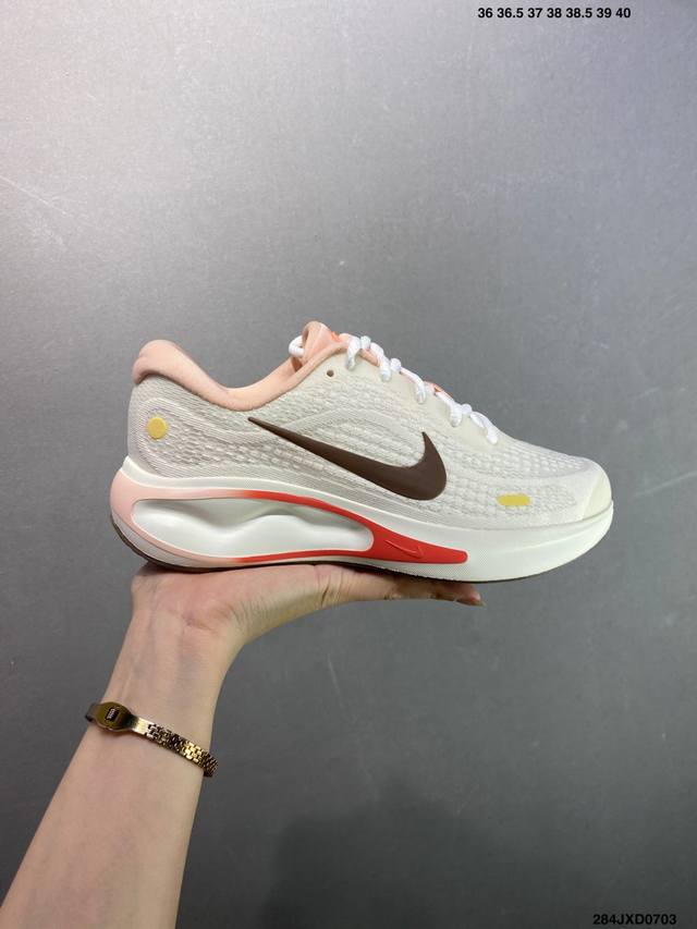 公司级Nike Journey Run 跑步鞋 使用了新型的缓震材料 脚感偏韧 后跟有加厚的海绵填充 鞋子前掌和后掌做了加宽设计 增加了跑步时的稳定性 织物加网