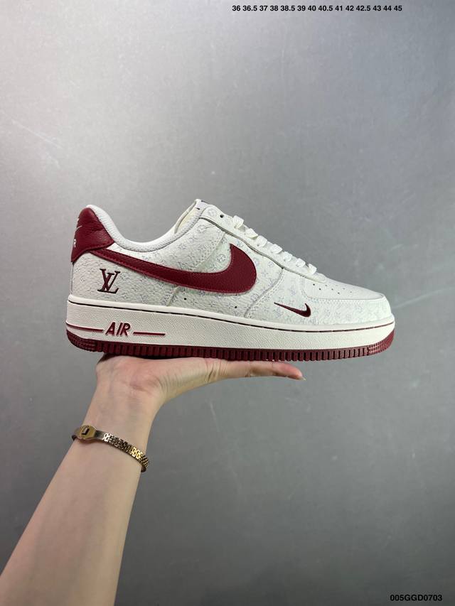 公司级Louis Vuitton X Nike Air Force 1 白红 此款主张打破传统的工业化流水线设计限制，以Made By Ideas的超级创意为理