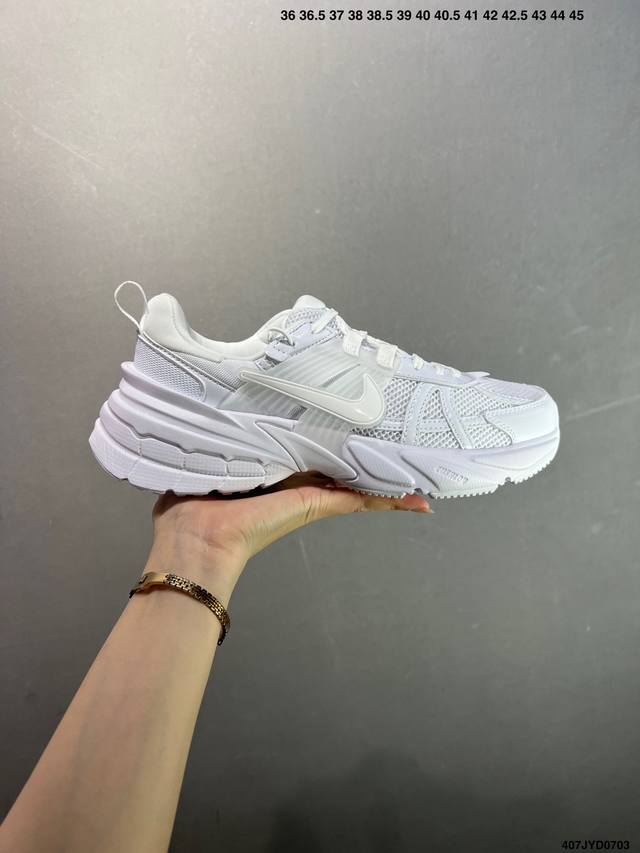 公司级Nike V2K Run跑步鞋复古风潮 网面透气运动鞋 灰银紧致的鞋面材质提供良好的包裹性鞋侧 Swoosh以及鞋头部分搭配增添不少亮点的镀铬细节鞋垫上印