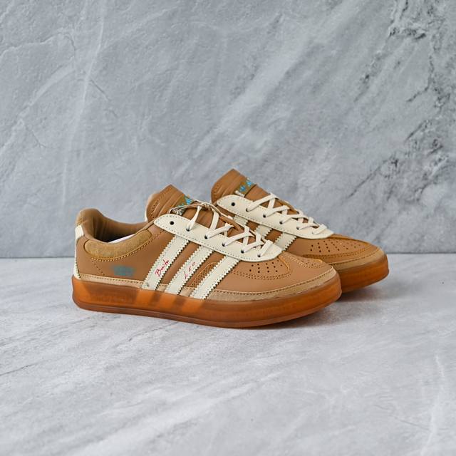 神版特价 Bad Bunny X Lionel Messi X Adidas Originals Gazelle 卡其色 此款鞋延续了橡胶外底和经典款式的传统。