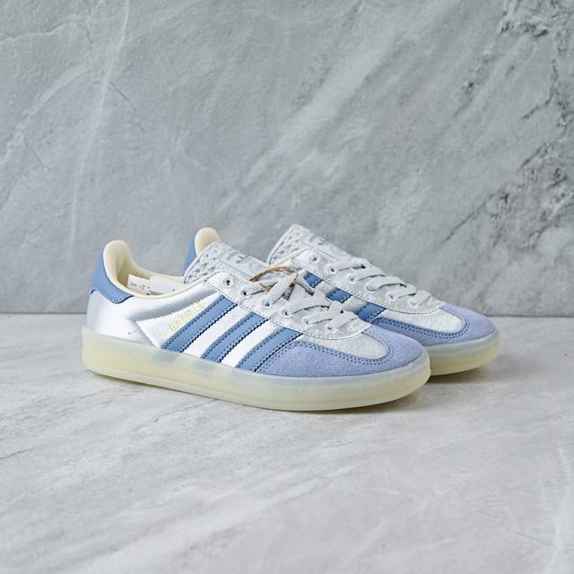 神版特价 Adidas Originals Gazelle Indoor 蓝色 此款鞋延续了橡胶外底和经典款式的传统。优质绒面革鞋面和标志性的3条纹采用明亮的对