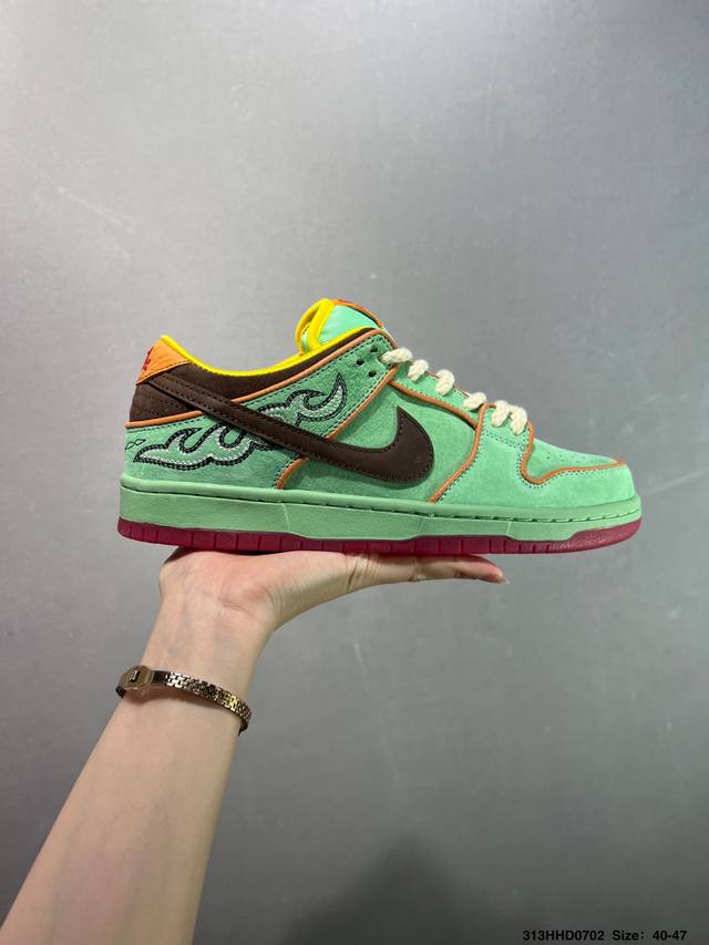 公司级Nike Dunk Low “Bhm” Dunk Sb顾名思义，具有经典的Dunk血缘，又注入了更多的时尚元素。相较于普通的Dunk滑板鞋，改良版的Dun