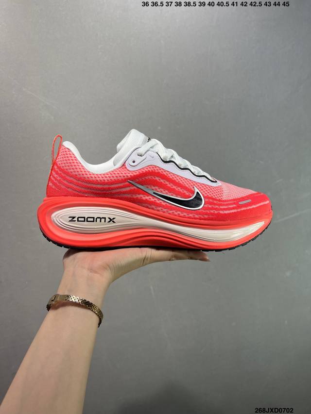 公司级Nk Air Zoom Vomero Plus轻便舒适公路跑步鞋 Hm6803-001 质感柔软 弹力充沛 助力一路畅跑 乐享不停 厚实泡绵缔造舒适的回弹