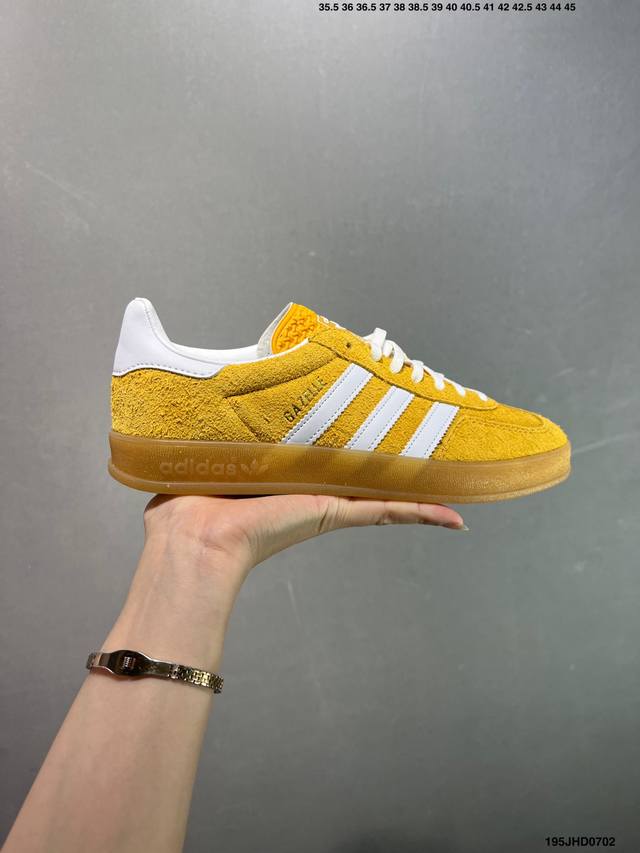 阿迪达斯Adidas Originals Gazelle Indoor 三叶草复古防滑耐磨低帮板鞋 Hq8717 鞋款采用柔软的绒面革和耐用的皮革衬里融合在橡胶