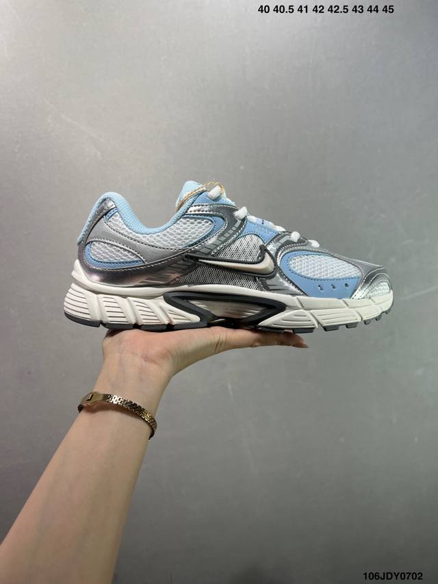 Nk V5 Rnr 舒适百搭防滑耐磨低帮跑步鞋 舒适有型适合日常穿着 该鞋款延续千禧年经典设计搭载泡绵中底 厚实而轻盈匠心细节巧搭立体耐克勾标志焕新演绎复古跑鞋