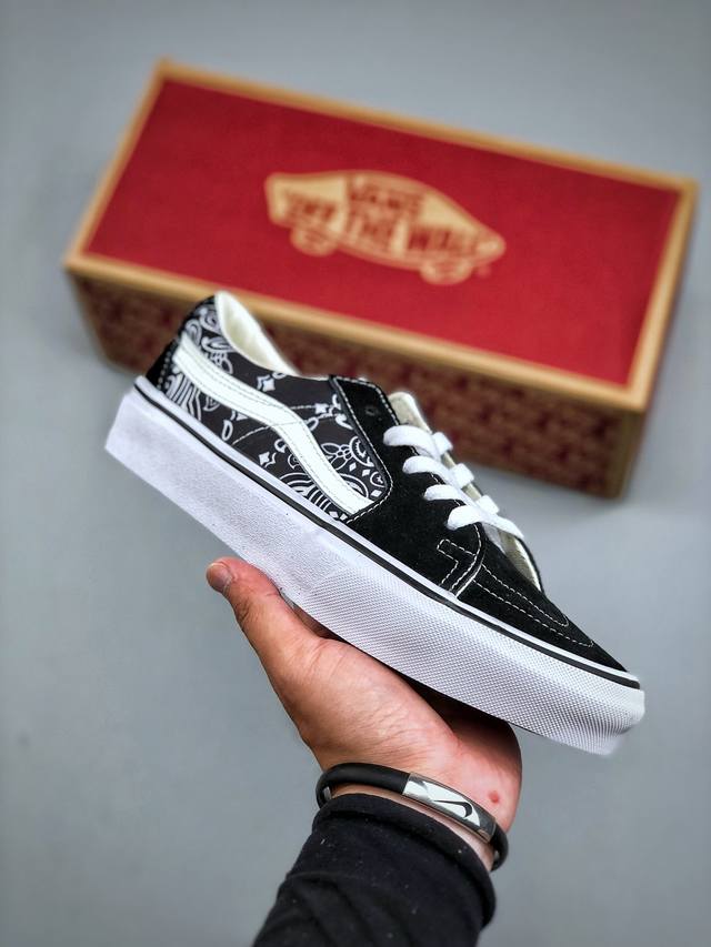 Vans Sk8-Low X联名 全新一代 低帮硫化帆布鞋 该鞋款以白线勾勒出整体造型，鞋面采用帆布搭配麂皮材质，鞋身布满腰果花彰显联名，极具辨识度，上脚百搭不