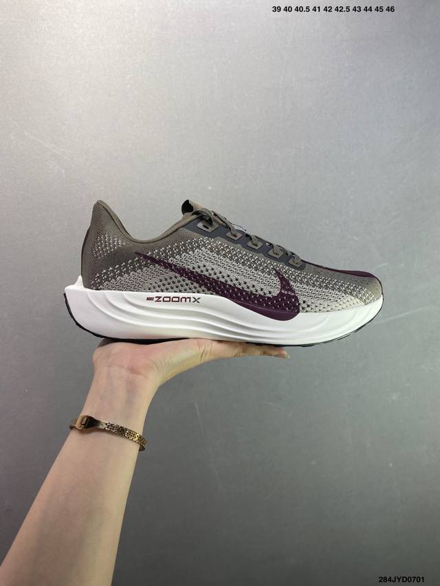 公司级Nk Zoom Pegasus Plus 超级飞马涡轮增压马拉松慢跑鞋 Fq7262 在设计上延续了原版鞋款的经典风格，向 Pegasus Turbo 致
